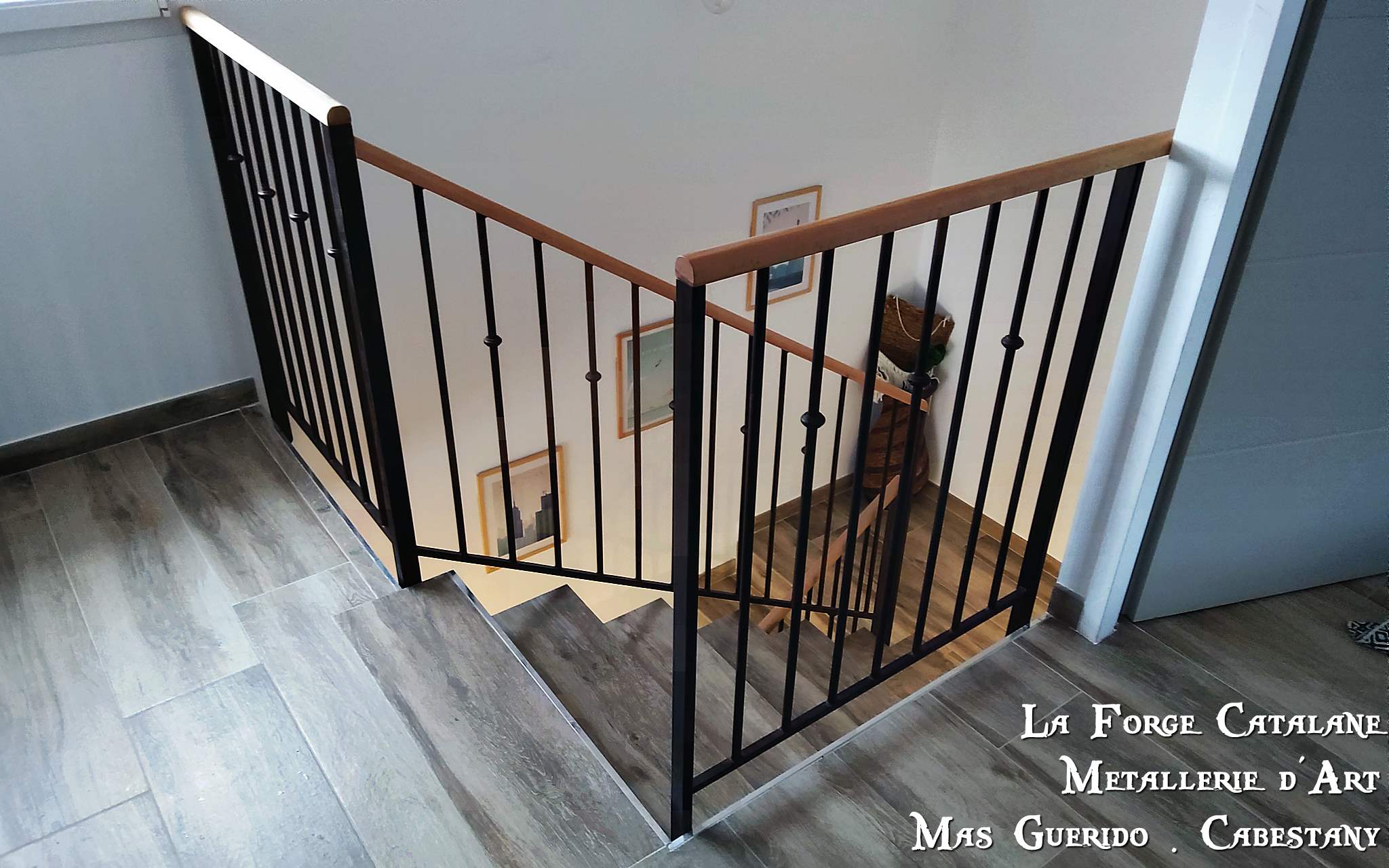 Garde corps en fer barreaudage droit  avec bagues main courante en bois Forge Catalane.jpg